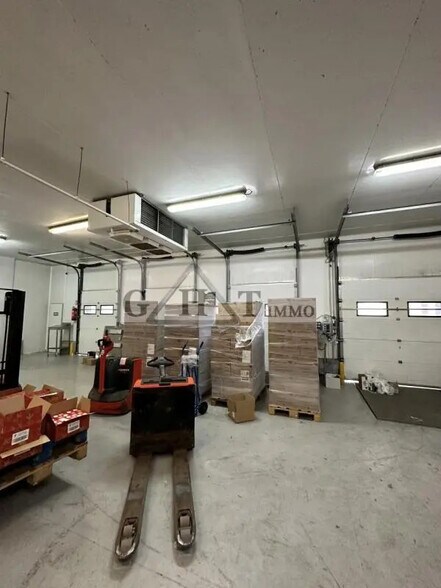 Industrial in Montreuil for sale - Interior Photo - Image 2 of 5