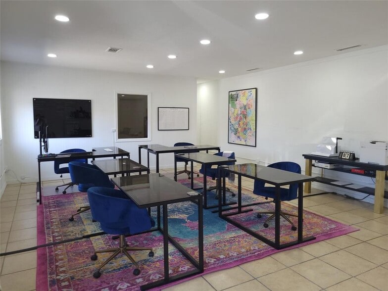 2306 E Cesar Chavez St, Austin, TX for lease - Interior Photo - Image 2 of 5