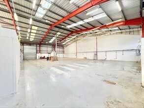 Peel Street, Oldham for lease Interior Photo- Image 2 of 5