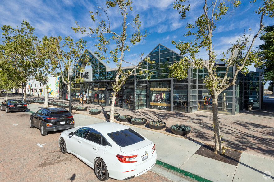 131-195 W Center Street Promenade, Anaheim, CA à vendre - Photo du bâtiment - Image 1 de 1