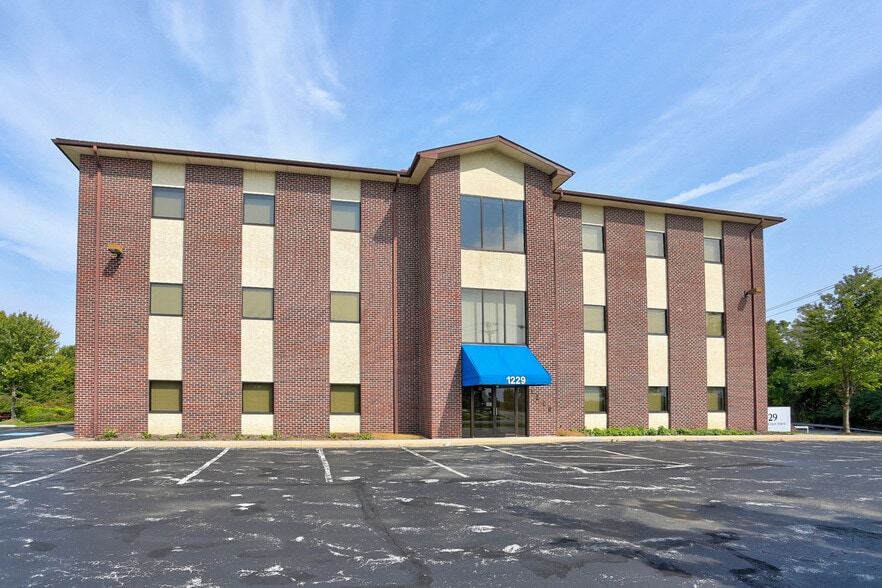 1227-1229 W Lincoln Hwy portfolio of 2 properties for sale on LoopNet.ca - Building Photo - Image 1 of 7