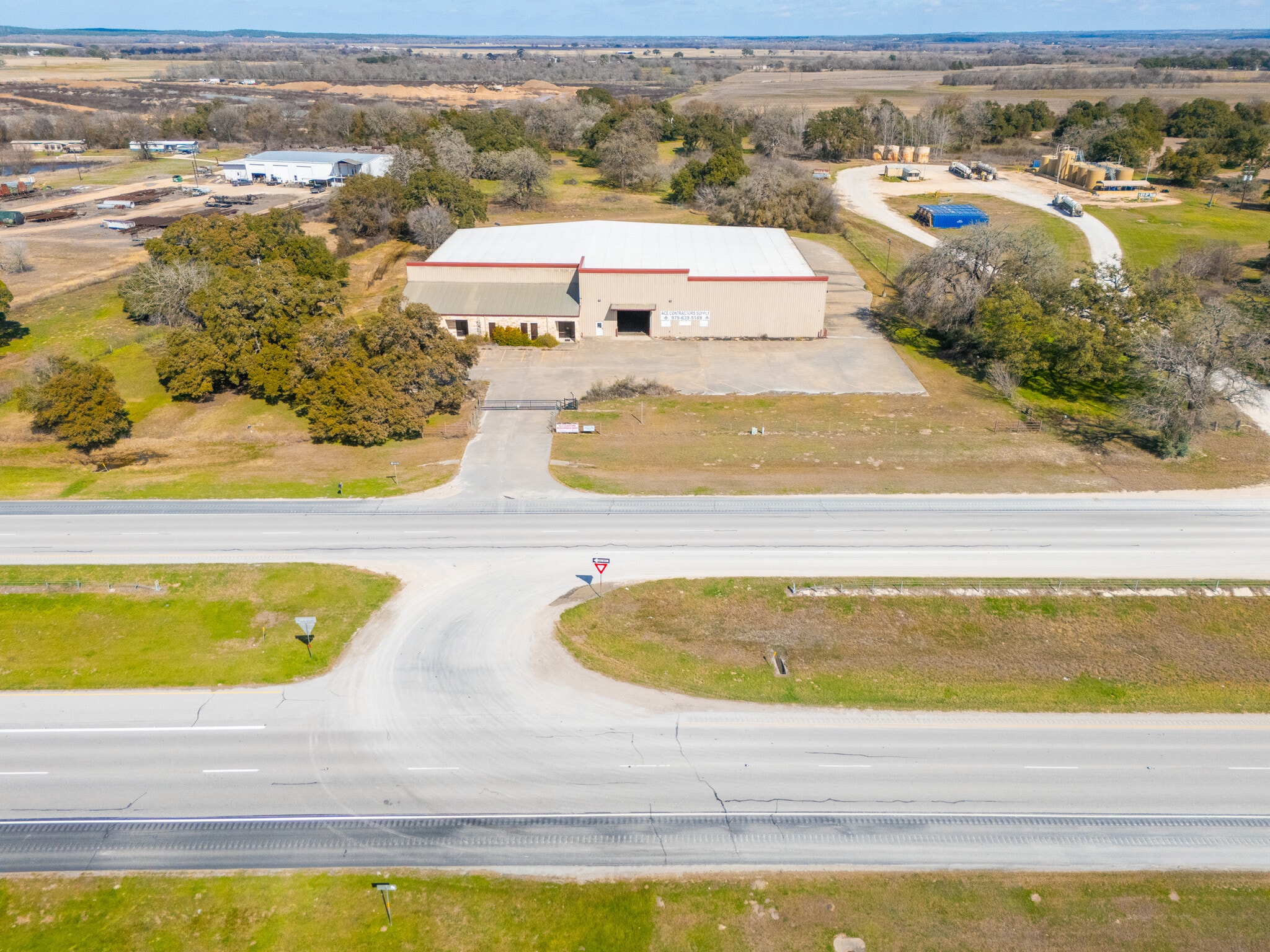 5230 W State Highway 71, La Grange, TX à vendre Photo intérieure- Image 1 de 19
