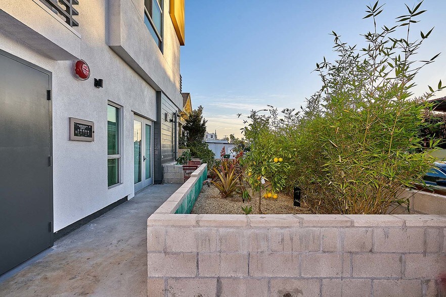 978 S Mariposa Ave, Los Angeles, CA à vendre - Photo du bâtiment - Image 3 de 18