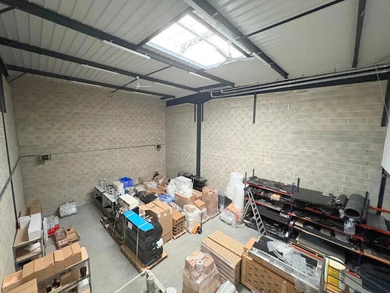 Flex in Poissy for lease - Building Photo - Image 2 of 7