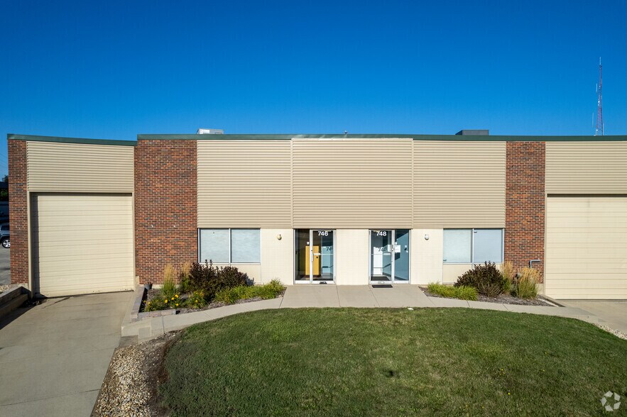 736-776 Industrial Dr, Elmhurst, IL à louer - Photo du bâtiment - Image 2 de 12