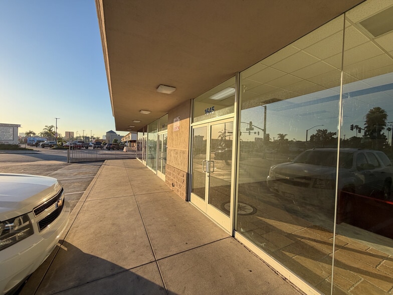 1615-1649 W Chapman Ave, Orange, CA for lease - Building Photo - Image 3 of 8