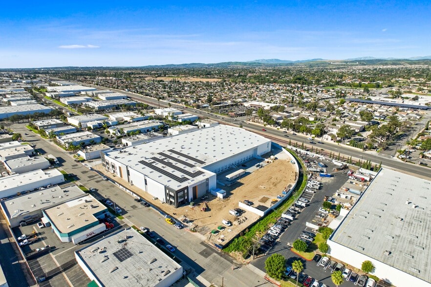 5235 E Hunter Ave, Anaheim, CA for lease - Primary Photo - Image 1 of 3