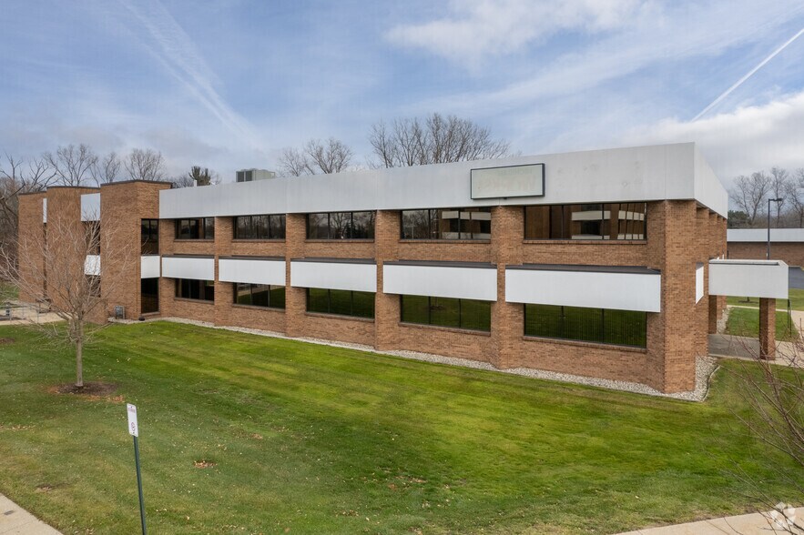 121 Clover St, Holland, MI for sale - Building Photo - Image 2 of 26