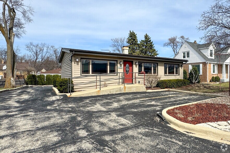 1825 Roosevelt Rd, Wheaton, IL à vendre - Photo du bâtiment - Image 2 de 17