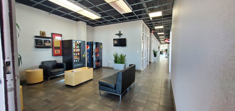 4221 East Fwy, Baytown, TX à vendre - Photo du bâtiment - Image 3 de 5