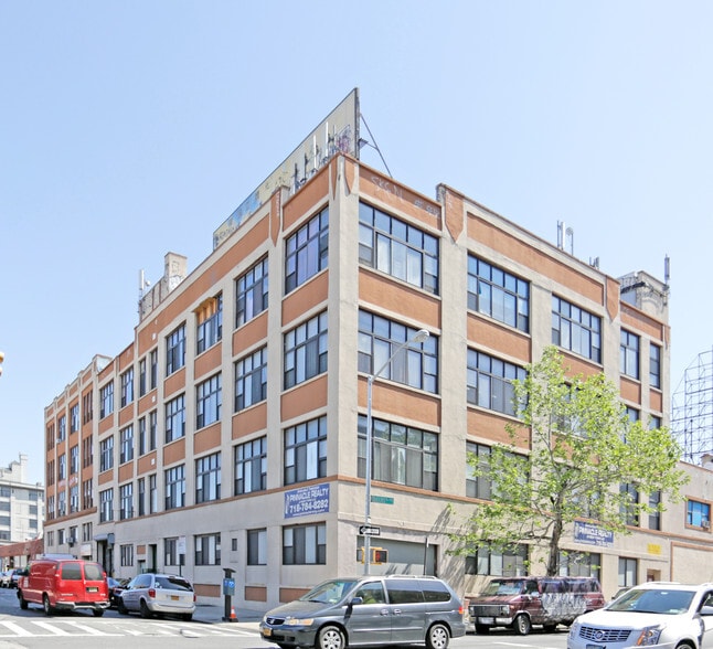 33-01 Queens Blvd, Long Island City, NY for lease - Building Photo - Image 1 of 6