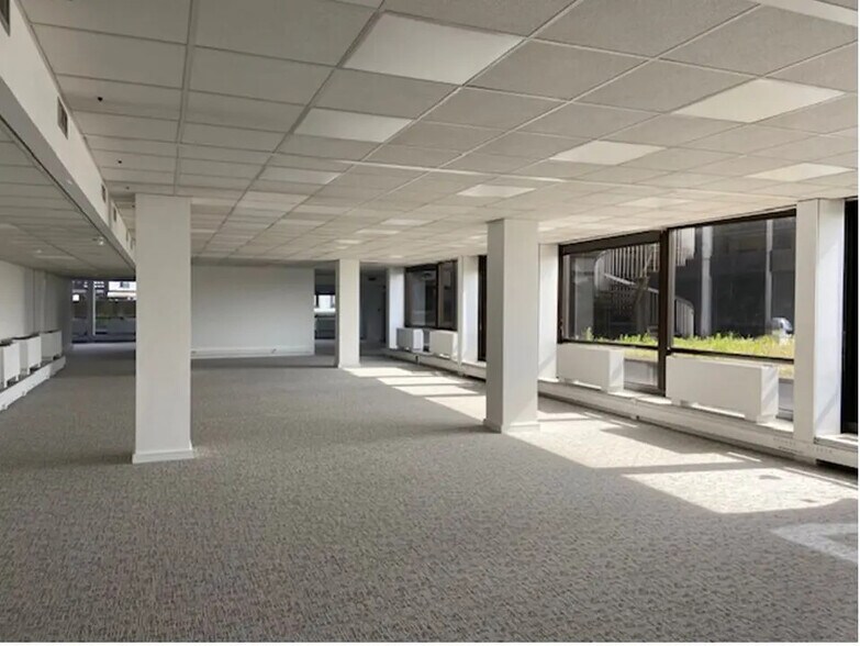 Bureau dans Saint-Cloud à louer - Photo du bâtiment - Image 2 de 7