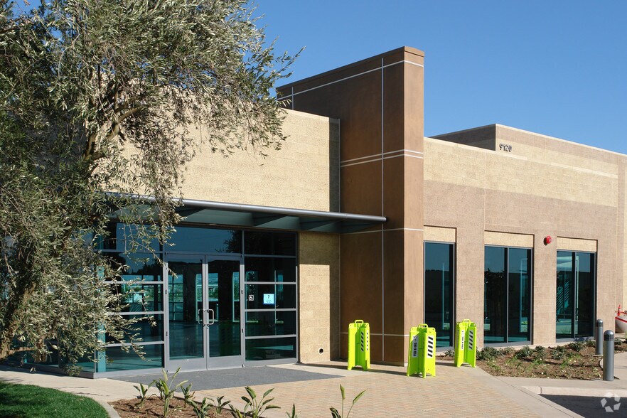 9110 Irvine Center Dr, Irvine, CA à louer - Photo du bâtiment - Image 2 de 14