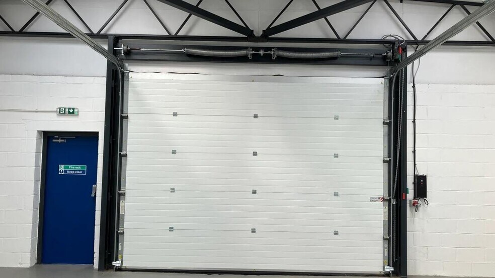 86-98 Tanners Dr, Milton Keynes à louer - Photo du bâtiment - Image 3 de 6