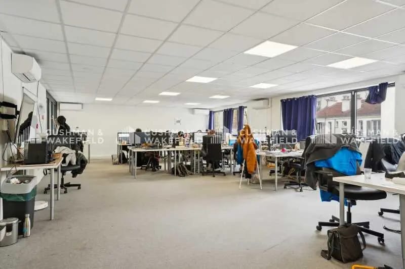 Office in Levallois-Perret for lease - Interior Photo - Image 2 of 14