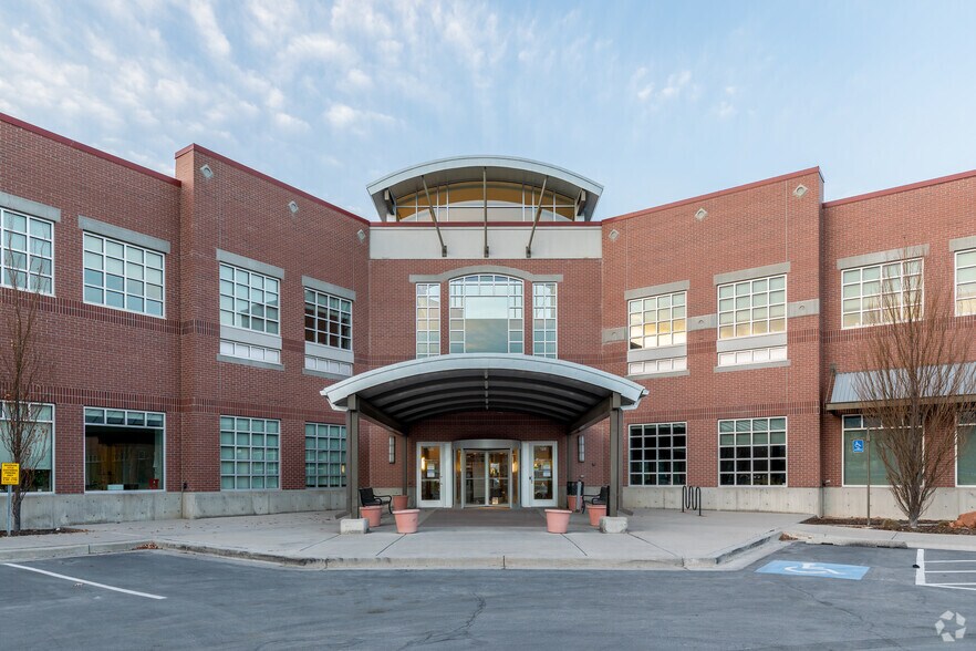 126 W Sego Lily Dr, Sandy, UT à louer - Photo du bâtiment - Image 3 de 6