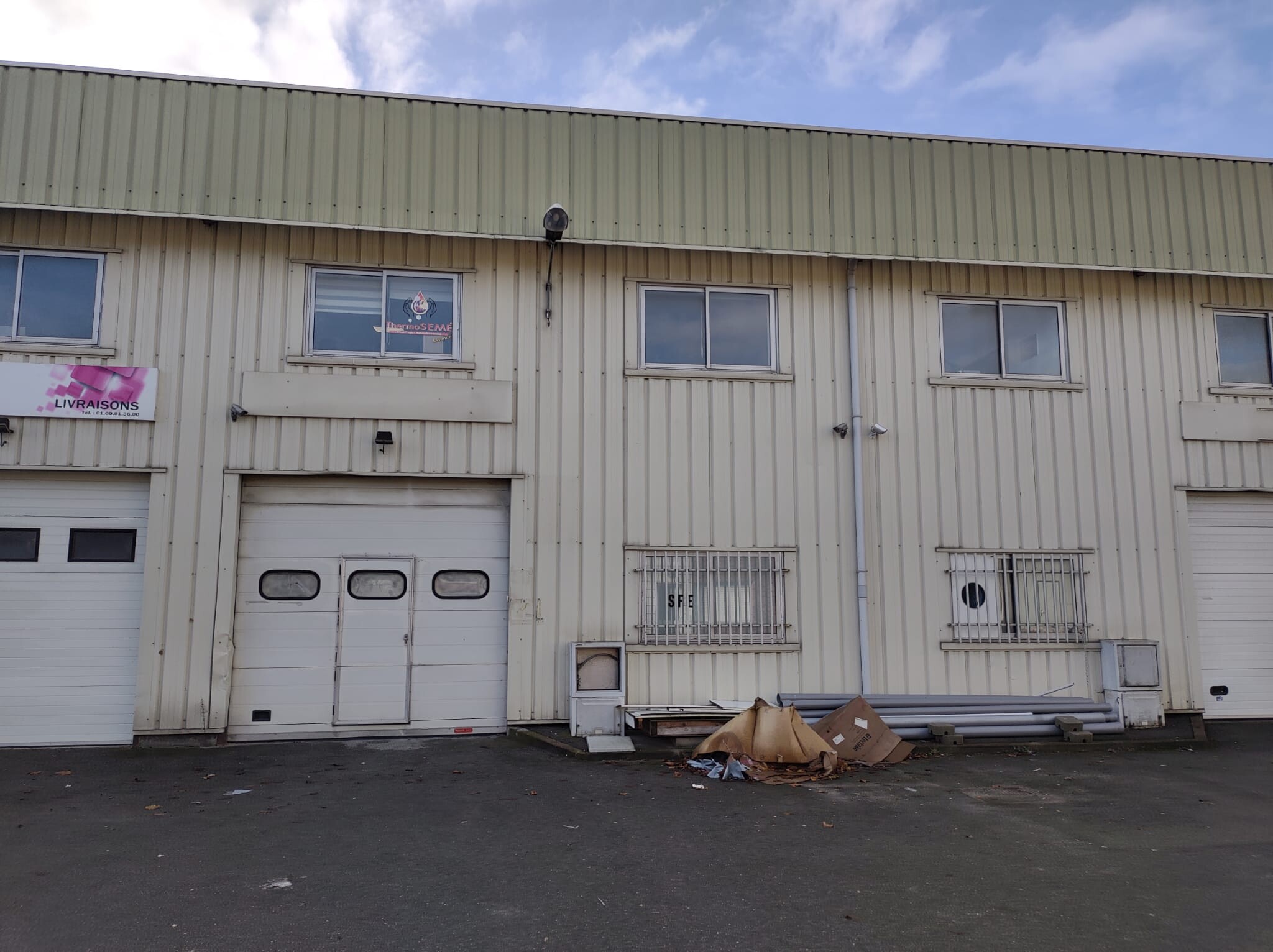 Flex in Grigny for lease Building Photo- Image 1 of 5