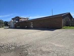 815 W Main St, Sun Prairie, WI à louer Photo du bâtiment- Image 2 de 7