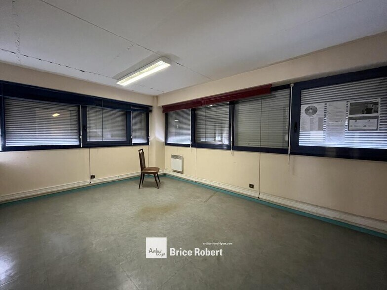 Flex in Lyon for lease - Interior Photo - Image 3 of 5