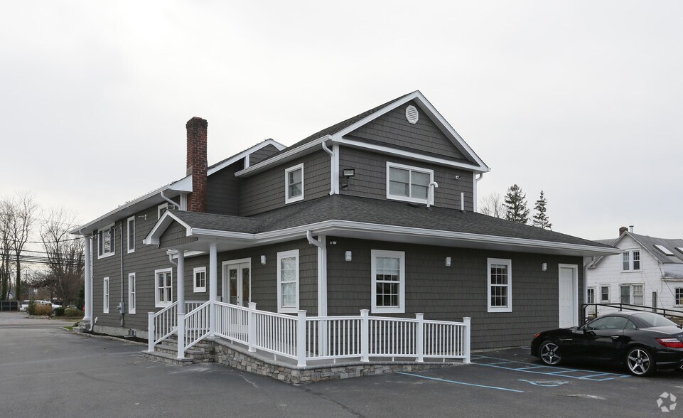 551 N Route 25A, Saint James, NY à vendre - Photo du bâtiment - Image 2 de 28