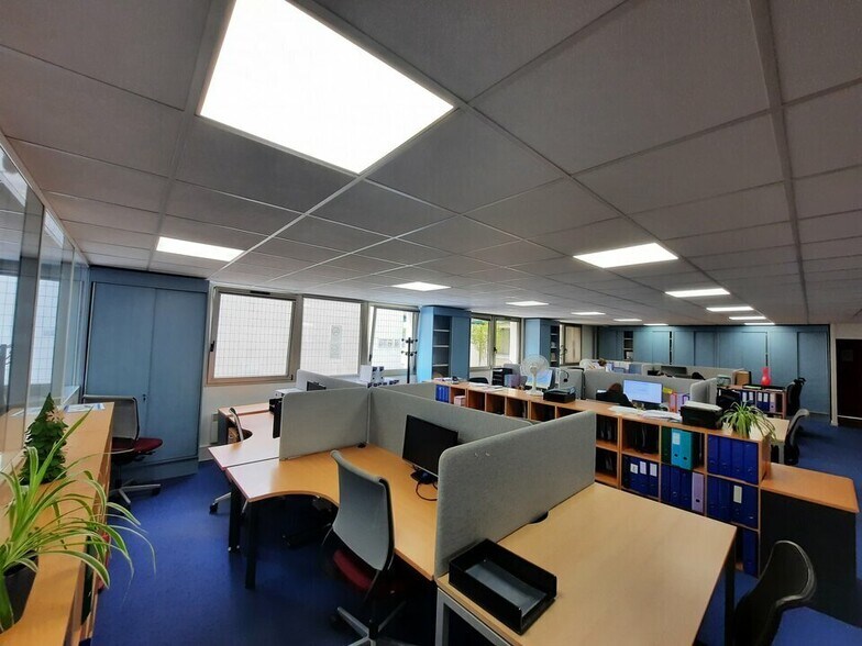 Office in Rouen for lease - Interior Photo - Image 3 of 15