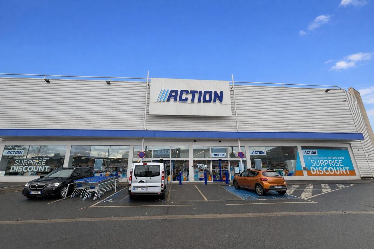 Retail in Sainte-Geneviève-des-Bois for lease Building Photo- Image 1 of 6