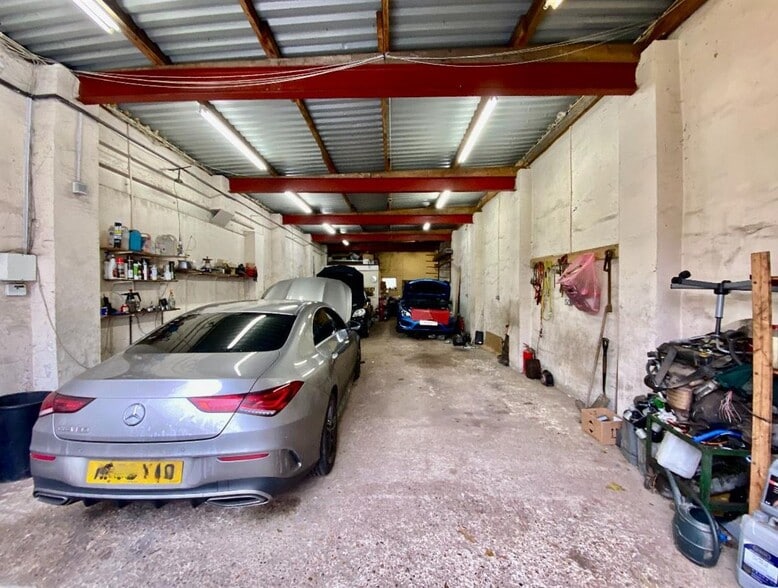 128C Upminster Rd, Havering for sale - Interior Photo - Image 1 of 3