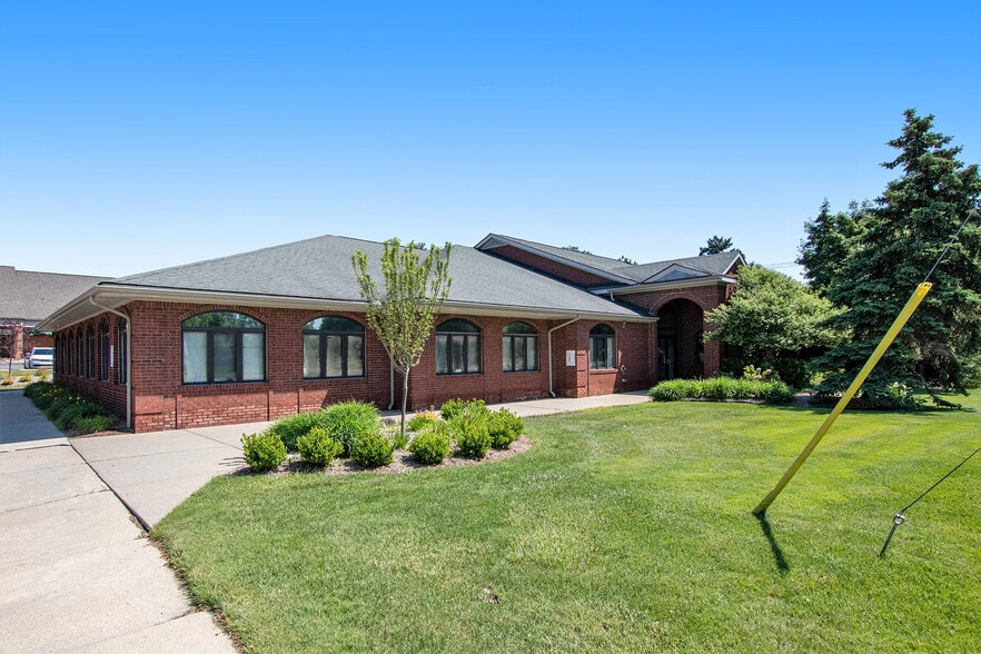 645 Barclay Cir, Rochester Hills, MI for lease - Building Photo - Image 2 of 22