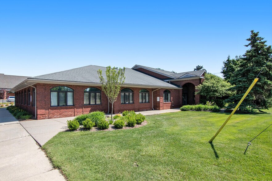 645 Barclay Cir, Rochester Hills, MI à louer - Photo du bâtiment - Image 2 de 22