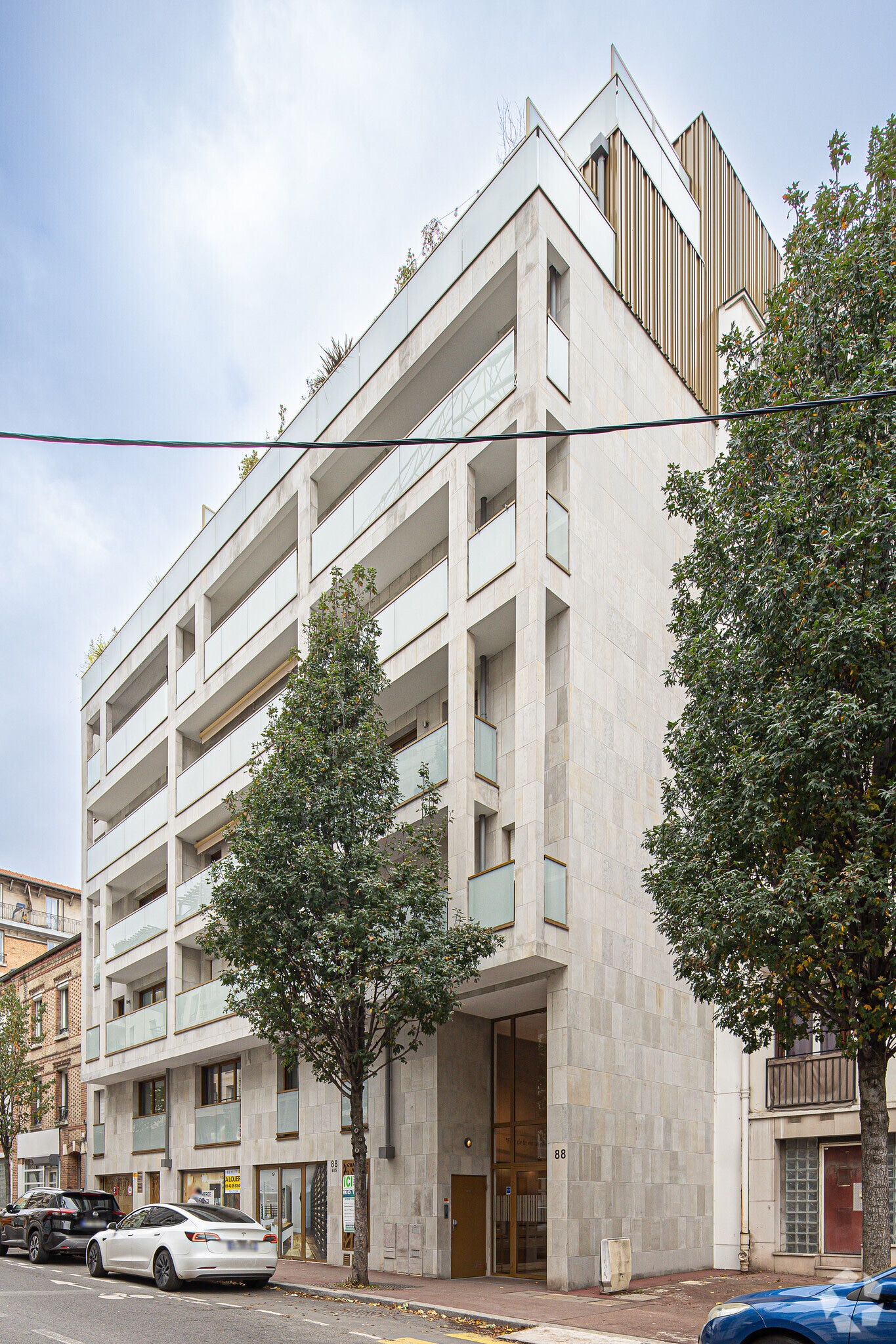 Retail in Issy-les-Moulineaux for lease Primary Photo- Image 1 of 2