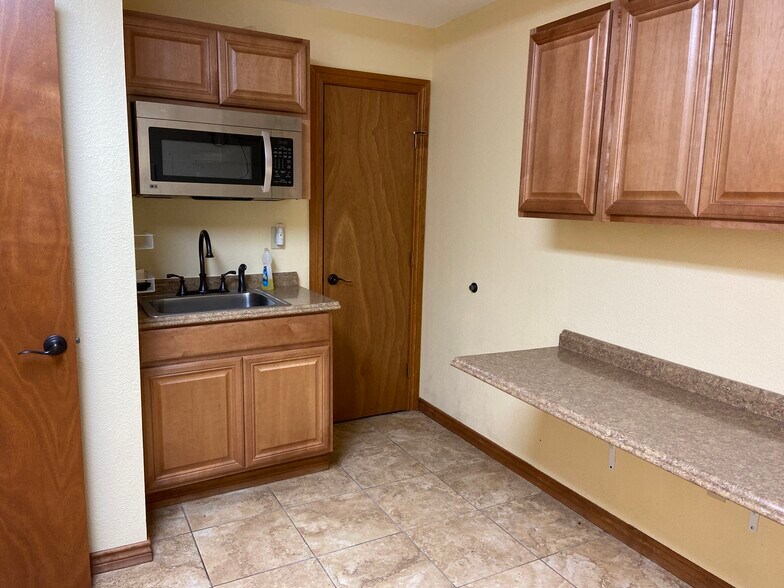 515 N King St, Seguin, TX à vendre - Photo du bâtiment - Image 3 de 14
