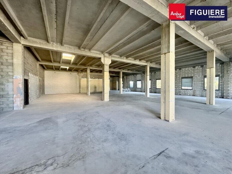 Flex in Vitrolles for lease - Interior Photo - Image 2 of 12