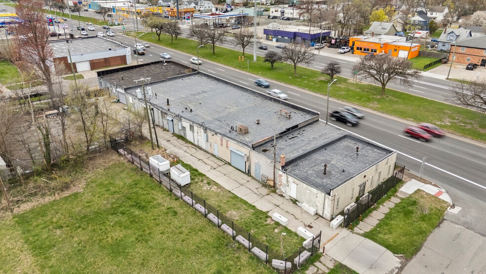 300 E 8 Mile Rd, Detroit, MI for lease - Building Photo - Image 3 of 44