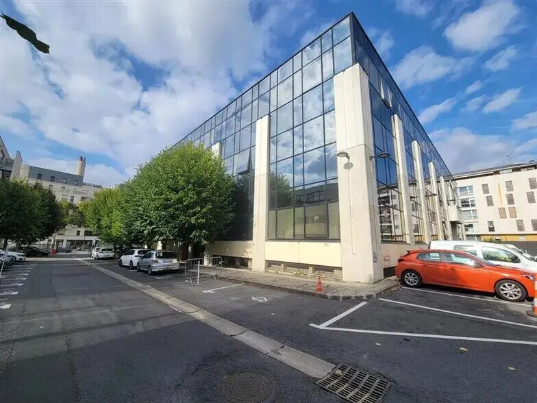 Bureau dans Saint-Ouen-sur-Seine à louer - Photo du bâtiment - Image 1 de 16