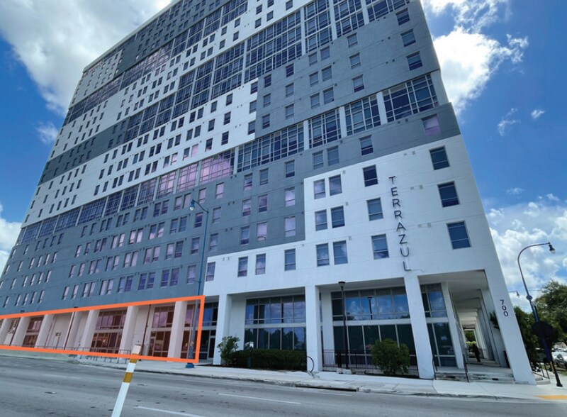 700 SW 107th Ave, Miami, FL à louer - Photo du bâtiment - Image 3 de 6