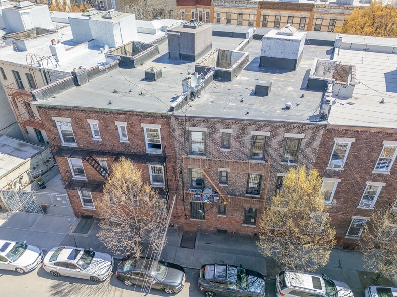 30-26 41st Street, Astoria, NY à vendre - Photo du bâtiment - Image 2 de 5