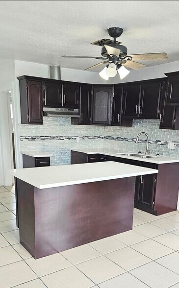 1738 W 82nd St, Los Angeles, CA à vendre - Photo du bâtiment - Image 2 de 11