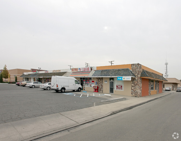 1573-1583 E Tulare Ave, Tulare, CA for lease - Primary Photo - Image 1 of 5