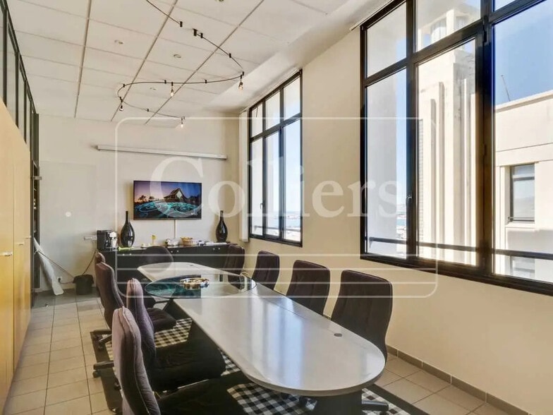 Office in Marseille for lease - Building Photo - Image 3 of 11