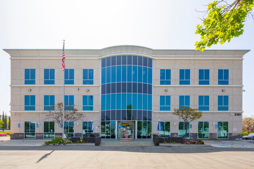 2100 Saturn St, Monterey Park, CA à louer - Photo du bâtiment - Image 2 de 6