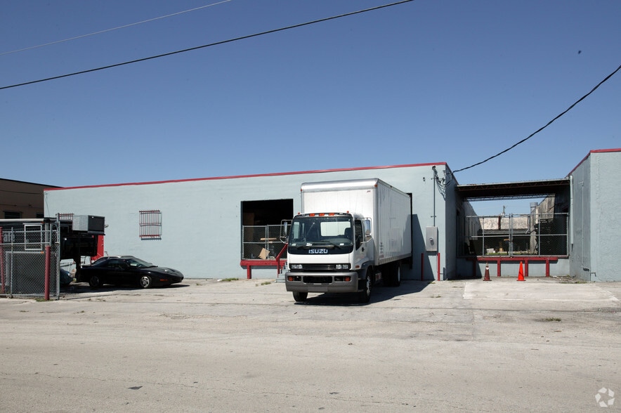 Two Dock High Warehouses Plus Yard portfolio of 3 properties for sale on LoopNet.ca - Primary Photo - Image 3 of 12