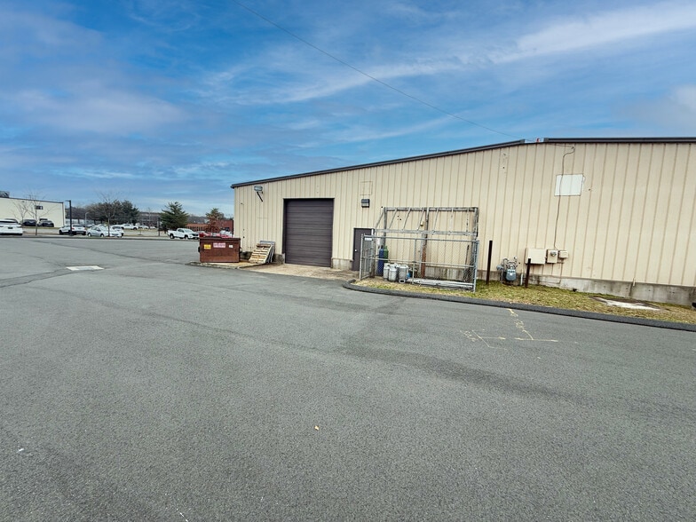 66 N Plains Hwy, Wallingford, CT for lease - Building Photo - Image 3 of 4