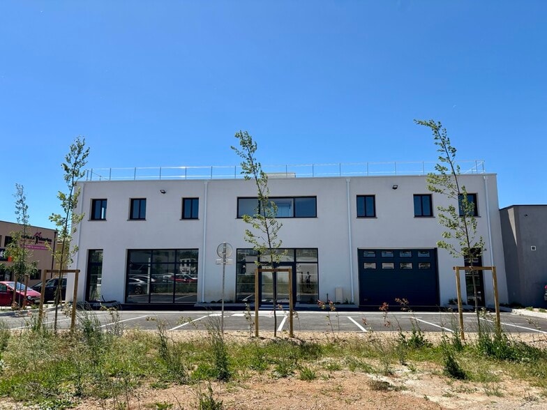 Office/Retail in Saint-Maximin-la-Sainte-Baume for lease - Building Photo - Image 1 of 11