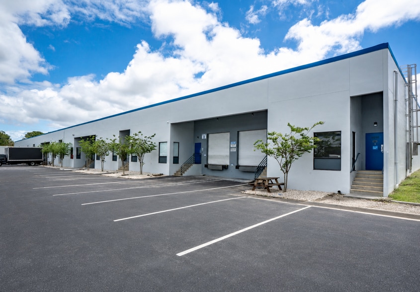 5501-5519 Pioneer Park Blvd, Tampa, FL à louer - Photo du bâtiment - Image 1 de 12