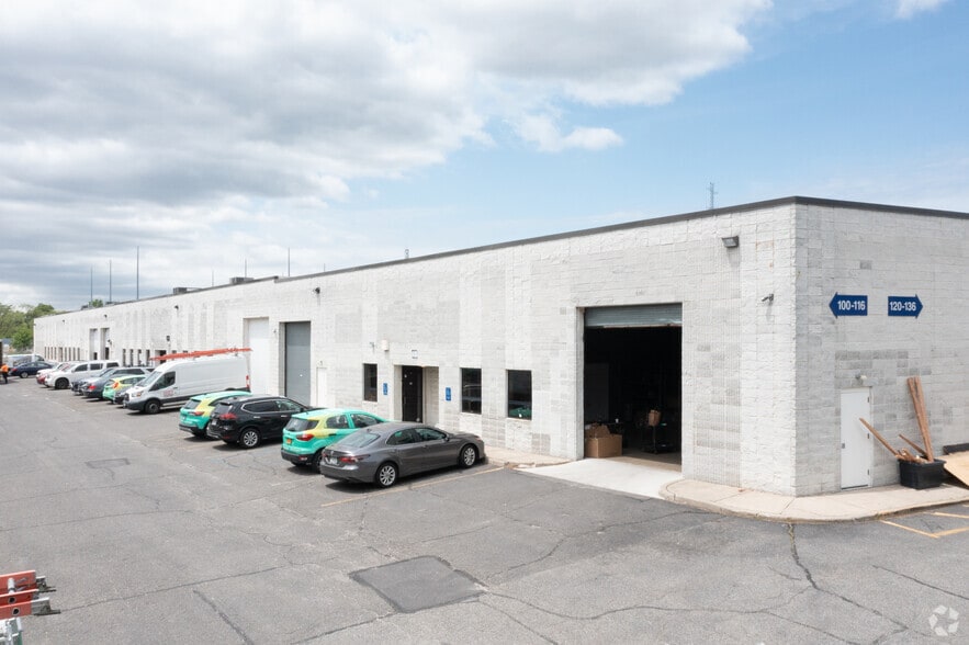 100-136 Charlotte Ave, Hicksville, NY for lease - Building Photo - Image 1 of 4