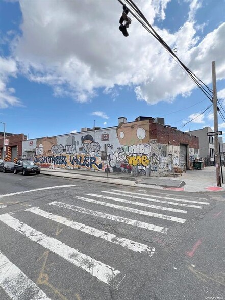 122 Kingsland Ave, Brooklyn, NY for sale - Building Photo - Image 2 of 9