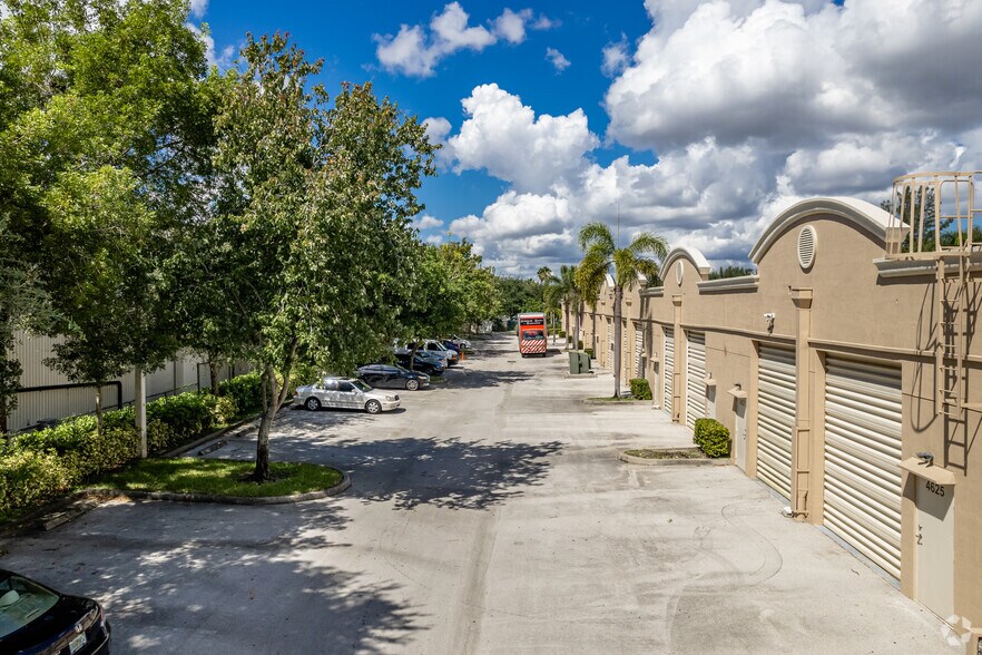 4617-4673 NW 103rd Ave, Sunrise, FL à louer - Photo du bâtiment - Image 3 de 12