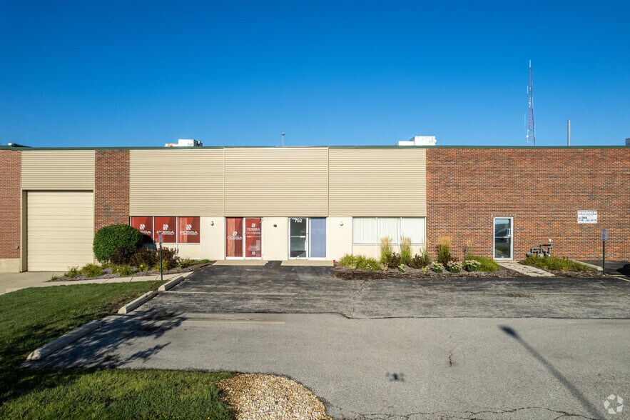 736-776 Industrial Dr, Elmhurst, IL à louer - Photo du bâtiment - Image 3 de 12