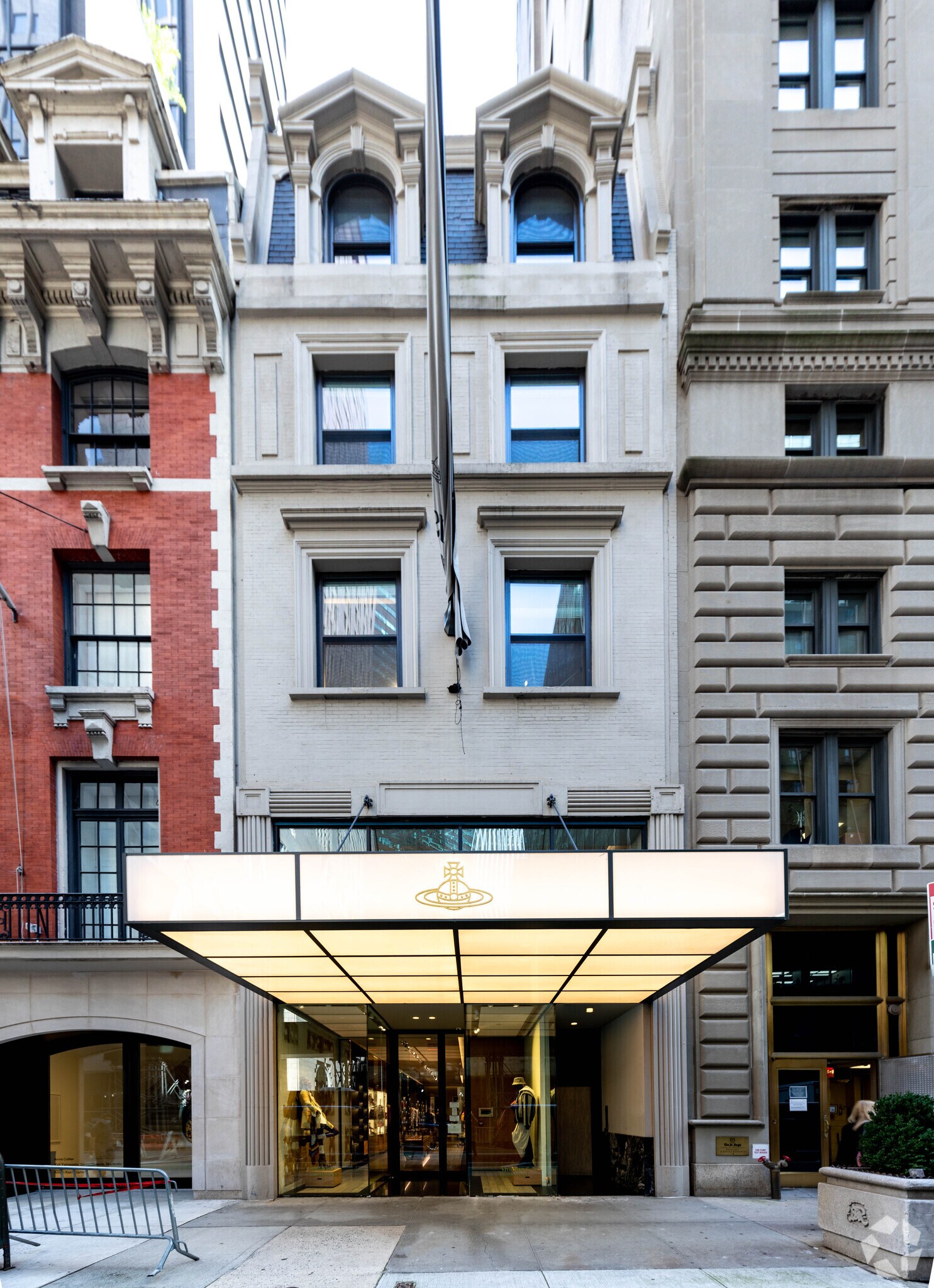 14 E 55th St, New York, NY à louer Photo du bâtiment- Image 1 de 21