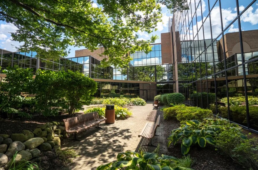 29200 Northwestern Hwy, Southfield, MI à vendre - Photo du bâtiment - Image 2 de 8